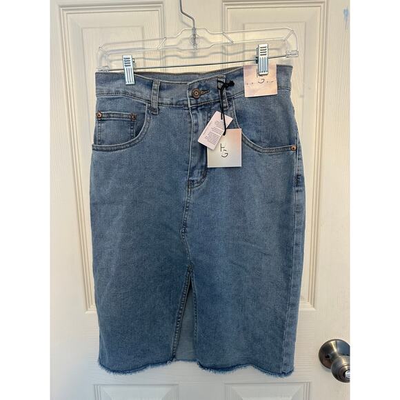 Happily Grey Denim Skirt NWT Size 5/26 Medium Wash Knee Length Raw Hem Classic - Picture 1 of 5